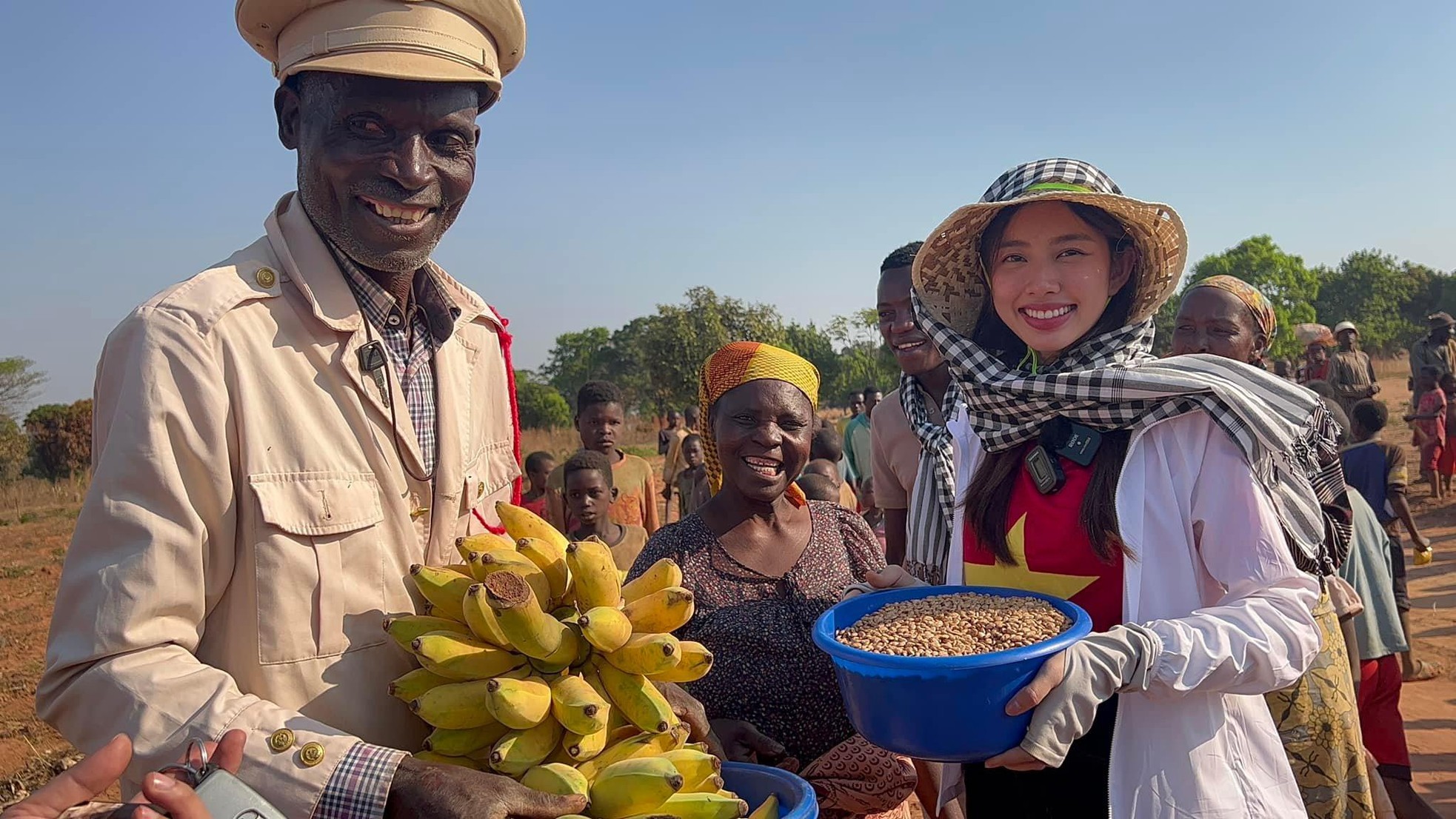 Hoa hậu Thuỳ Tiên được người dân Angola vây quanh hò reo khi mang nước sạch về bản nghèo châu Phi Hoa hậu Thuỳ Tiên được người dân Angola vây quanh hò reo khi mang nước sạch về bản nghèo châu Phi ảnh 12