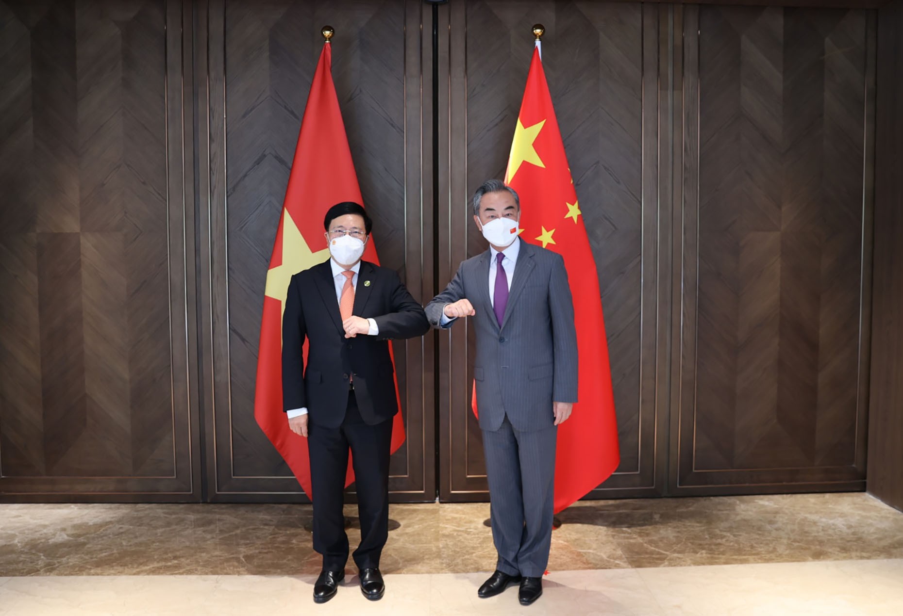 Ủy viên Bộ Chính trị, Phó Thủ tướng Thường trực Phạm Bình Minh và Ủy viên Quốc vụ, Bộ trưởng Bộ Ngoại giao Trung Quốc Vương Nghị. Ủy viên Bộ Chính trị, Phó Thủ tướng Thường trực Phạm Bình Minh và Ủy viên Quốc vụ, Bộ trưởng Bộ Ngoại giao Trung Quốc Vương Nghị.