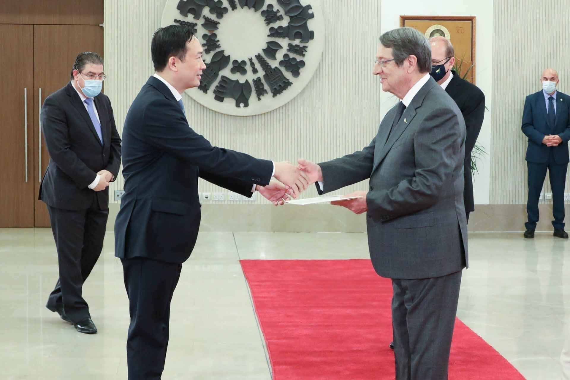 Đại sứ Dương Hải Hưng trình Thư ủy nhiệm lên Tổng thống Cộng hòa Cyprus Nicos Anastasiades. (Nguồn: TTXVN) Đại sứ Dương Hải Hưng trình Thư ủy nhiệm lên Tổng thống Cộng hòa Cyprus Nicos Anastasiades. (Nguồn: TTXVN)