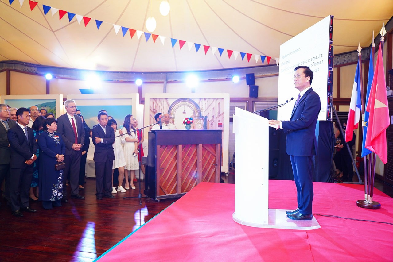 Thứ trưởng Ngoại giao Hà Kim Ngọc phát biểu tại lễ Kỷ niệm 233 năm Quốc khánh Cộng hòa Pháp tại Hà Nội. (Nguồn: ĐSQ Pháp tại Việt Nam) Thứ trưởng Ngoại giao Hà Kim Ngọc phát biểu tại lễ Kỷ niệm 233 năm Quốc khánh Cộng hòa Pháp tại Hà Nội. (Nguồn: ĐSQ Pháp tại Việt Nam)