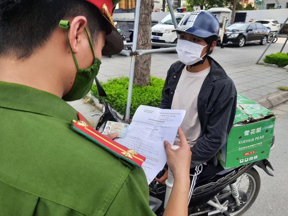 Hà Nội chính thức tiếp tục giãn cách xã hội đến ngày 6/9, giám sát chặt việc cấp giấy đi đường Hà Nội chính thức tiếp tục giãn cách xã hội đến ngày 6/9, giám sát chặt việc cấp giấy đi đường