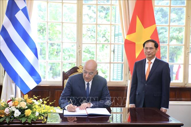 Bộ trưởng Bộ Ngoại giao Bùi Thanh Sơn hội đàm với Bộ trưởng Ngoại giao Hy Lạp Chú thích ảnh