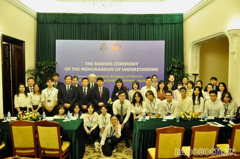 Các đại biểu cùng sinh viên Học viện Ngoại giao chụp ảnh lưu niệm. (Ảnh: Duy Quang) Các đại biểu cùng sinh viên Học viện Ngoại giao chụp ảnh lưu niệm. (Ảnh: Duy Quang)