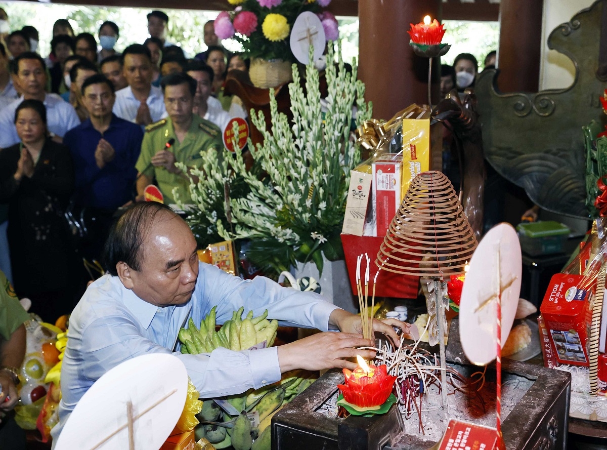 chu tich nuoc nguyen xuan phuc dang huong tuong niem chu tich ho chi minh hinh anh 1
