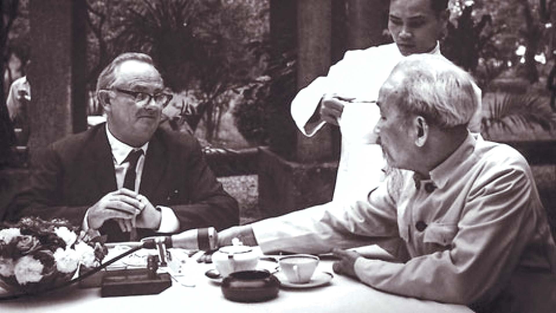 Chủ tịch Hồ Chí Minh và Đảng linh hoạt trong xác định đối tượng, đối tác, có sách lược mềm dẻo, phù hợp để có lợi cho cách mạng. Chủ tịch Hồ Chí Minh và Đảng linh hoạt trong xác định đối tượng, đối tác, có sách lược mềm dẻo, phù hợp để có lợi cho cách mạng.