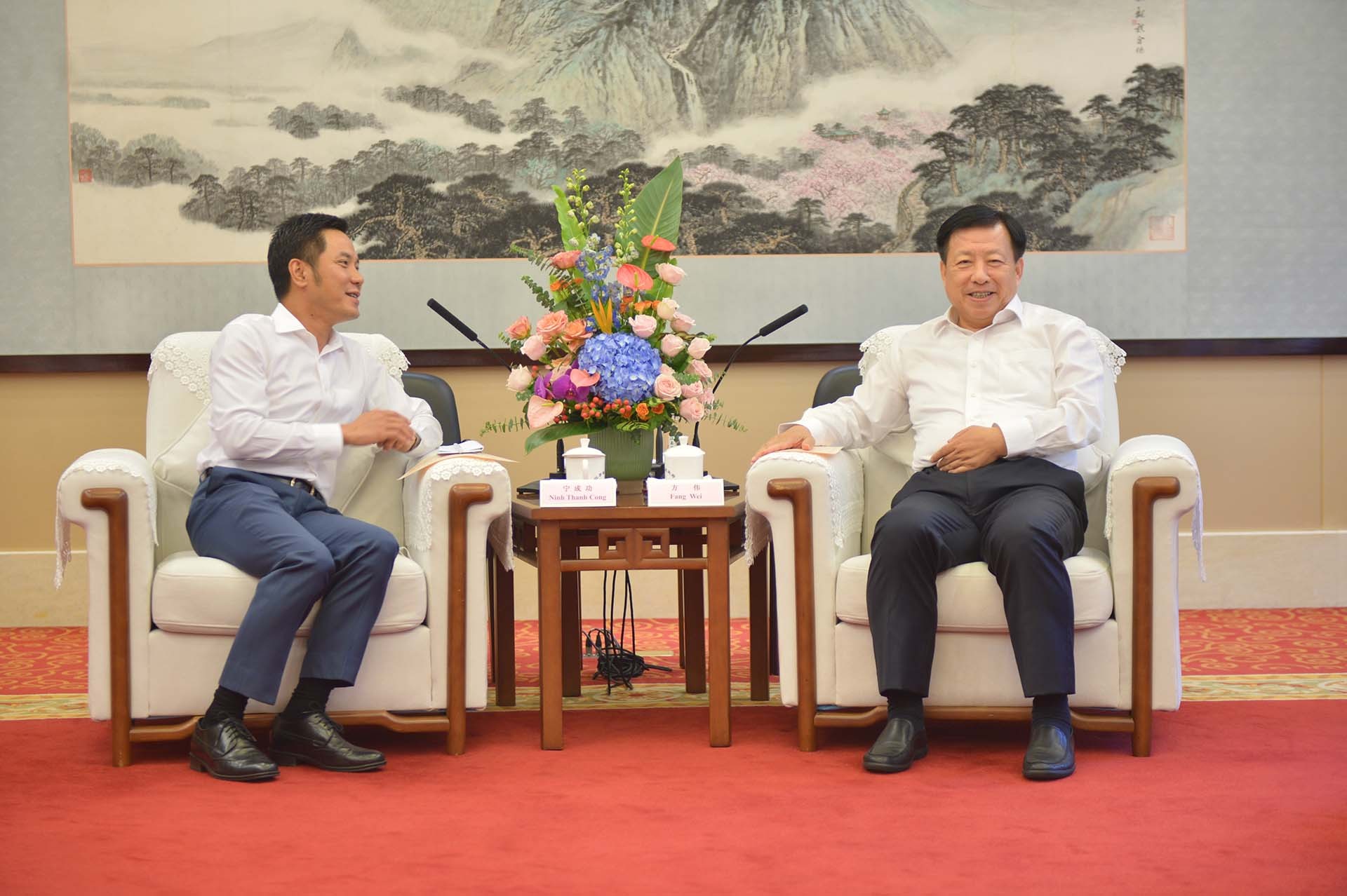 Tổng lãnh sự Ninh Thành Công hội kiến Phó Tỉnh trưởng tỉnh Giang Tô Phương Vĩ. Tổng lãnh sự Ninh Thành Công hội kiến Phó Tỉnh trưởng tỉnh Giang Tô Phương Vĩ.