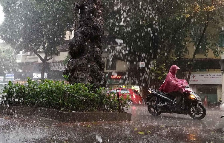 Dự báo thời tiết 27/9: Hà Nội tiếp tục có mưa dông, cảnh báo dông lốc