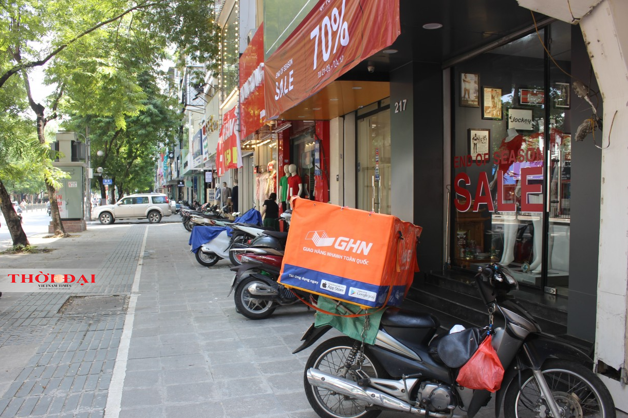Từ ngày 28/9, các cửa hàng may mặc, thời trang, hóa mỹ phẩm, trung tâm thương mại trên địa bàn Hà Nội đã được hoạt động trở lại sau hơn 2 tháng tạm dừng để phòng dịch Covid-19. Từ ngày 28/9, các cửa hàng may mặc, thời trang, hóa mỹ phẩm, trung tâm thương mại trên địa bàn Hà Nội đã được hoạt động trở lại sau hơn 2 tháng tạm dừng để phòng dịch Covid-19.