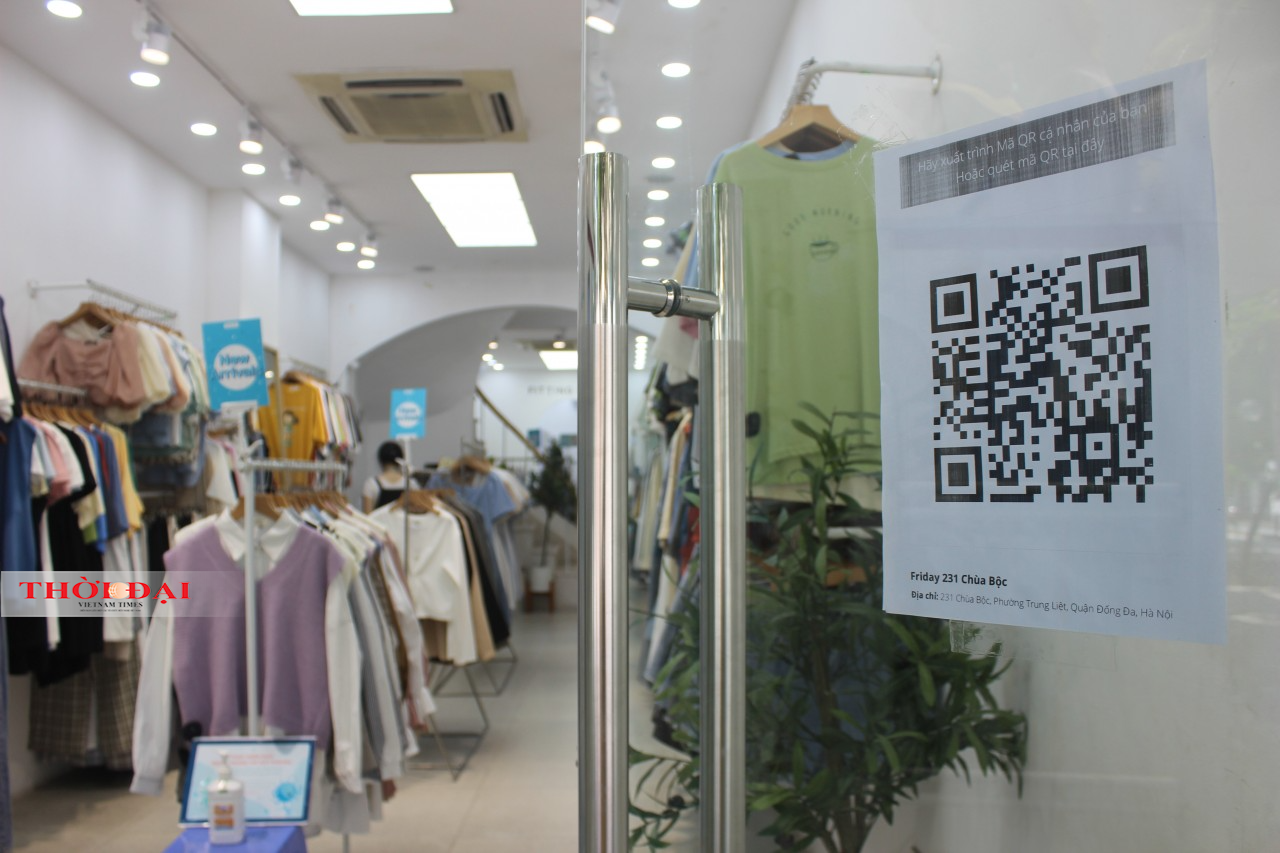 Hầu hết các cửa hàng đều có quét mã QR, thực hiện nghiêm quy định phòng chống dịch Covid-19. Tuy nhiên, trong ngày hôm nay cũng rất thưa vắng khách chọn mua quần áo. Hầu hết các cửa hàng đều có quét mã QR, thực hiện nghiêm quy định phòng chống dịch Covid-19. Tuy nhiên, trong ngày hôm nay cũng rất thưa vắng khách chọn mua quần áo.