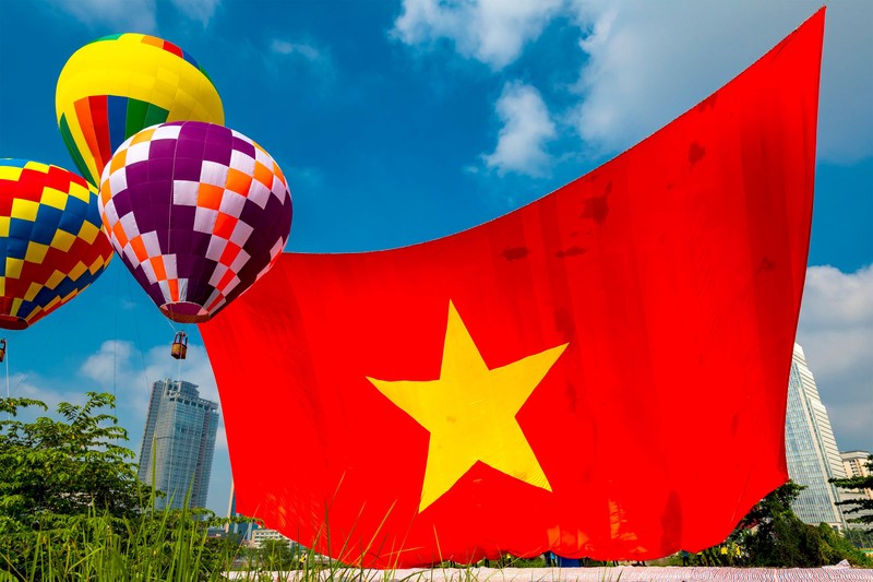 Thành phố Hồ Chí Minh thả khinh khí cầu kéo đại kỳ mừng lễ Quốc khánh Thành phố Hồ Chí Minh thả khinh khí cầu kéo đại kỳ mừng lễ Quốc khánh ảnh 1