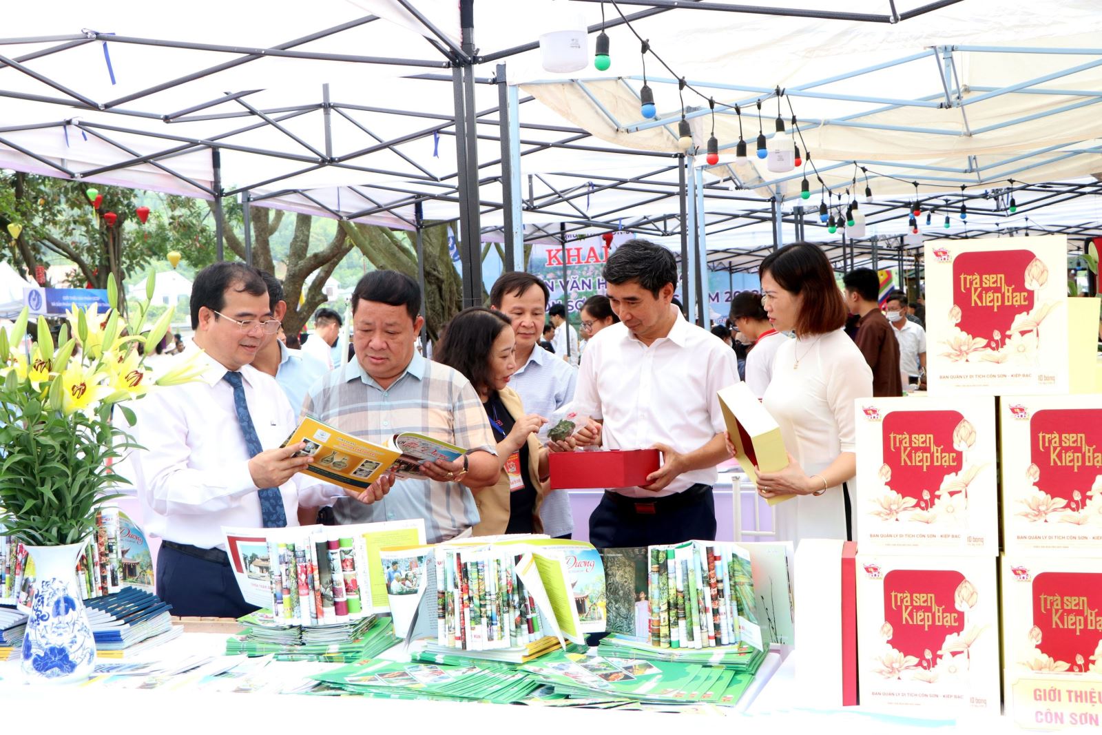 Khai mạc Chú thích ảnh