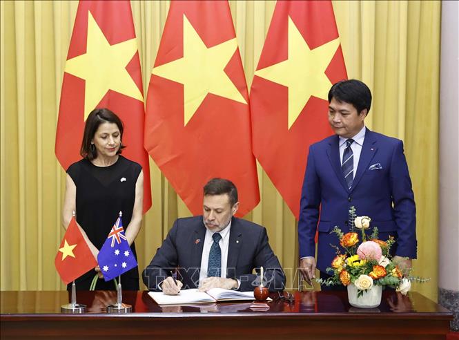 Chủ tịch nước Nguyễn Xuân Phúc tiếp Đại sứ Australia đến trình Quốc thư Chú thích ảnh