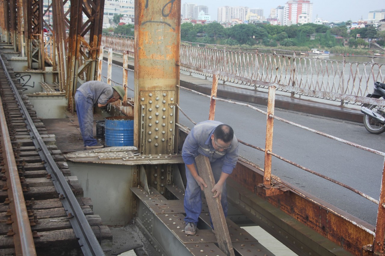 Những ngày gần đây, hàng chục công nhân của Công ty CP Đường sắt Hà Hải vẫn miệt mài tiến hành sửa chữa, sơn lại 200m2 lan can cầu. Kinh phí sửa chữa, duy tu lại cầu Long Biên lần này được trích từ gói duy tu hàng năm. 2000 mét vuông lan can cầu Long Biên được