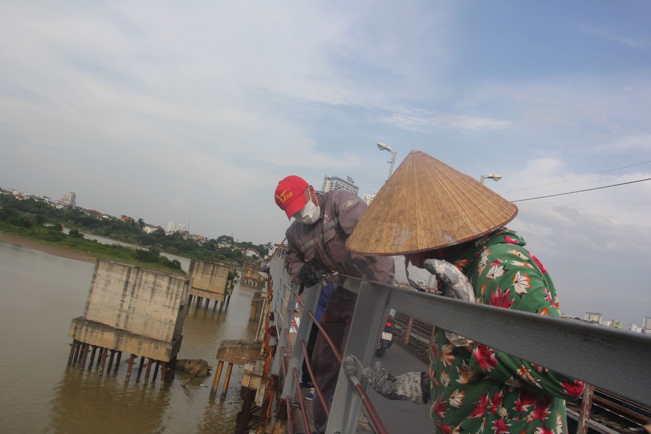 2000 mét vuông lan can cầu Long Biên được 2000 mét vuông lan can cầu Long Biên được