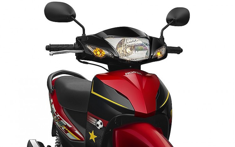 Wave Alpha 110cc phiên bản giới hạn trang bị hệ thống đèn chiếu sáng phía trước có tính năng luôn sáng khi xe vận hành. Wave Alpha 110cc phiên bản giới hạn trang bị hệ thống đèn chiếu sáng phía trước có tính năng luôn sáng khi xe vận hành.