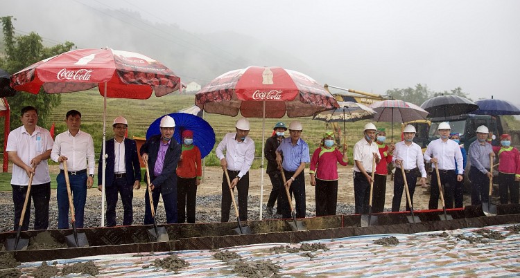 Các đại biểu thực hiện nghi lễ khởi công xây dựng tuyến đường liên gia thôn Tả Van Dáy I, xã Tả Van, thị xã Sa Pa. Các đại biểu thực hiện nghi lễ khởi công xây dựng tuyến đường liên gia thôn Tả Van Dáy I, xã Tả Van, thị xã Sa Pa.