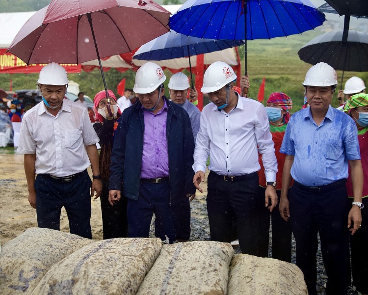 2.000 tấn xi măng do T&T Group trao tặng thị xã Sa Pa sẽ giúp cứng hoá nền nhà và làm đường, đảm bảo điều kiện sống tối thiểu cho bà con các dân tộc thiểu số tại địa phương, phục vụ giao thông đi lại thuận lợi, góp phần phát triển kinh tế xã hội và xoá đói giảm nghèo trong thời gian tới. 2.000 tấn xi măng do T&T Group trao tặng thị xã Sa Pa sẽ giúp cứng hoá nền nhà và làm đường, đảm bảo điều kiện sống tối thiểu cho bà con các dân tộc thiểu số tại địa phương, phục vụ giao thông đi lại thuận lợi, góp phần phát triển kinh tế xã hội và xoá đói giảm nghèo trong thời gian tới.