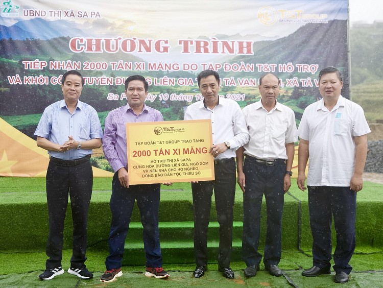 Ông Nguyễn Anh Tuấn, Phó Tổng Giám đốc Tập đoàn T&T Group trao tặng 2.000 tấn xi măng cho ông Vương Trinh Quốc, Chủ tịch UBND thị xã Sa Pa. Ông Nguyễn Anh Tuấn, Phó Tổng Giám đốc Tập đoàn T&T Group trao tặng 2.000 tấn xi măng cho ông Vương Trinh Quốc, Chủ tịch UBND thị xã Sa Pa.