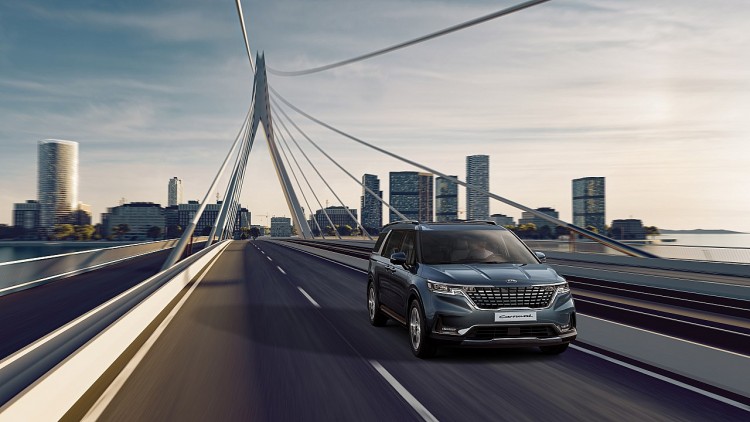 KIA Carnival có đường nét thiết kế kéo dài dọc thân xe, ốp vòm bánh xe đa tầng đậm chất SUV. KIA Carnival có đường nét thiết kế kéo dài dọc thân xe, ốp vòm bánh xe đa tầng đậm chất SUV.