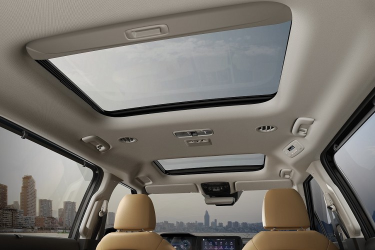 Cửa sổ trời đôi Kia Carnival. Cửa sổ trời đôi Kia Carnival.