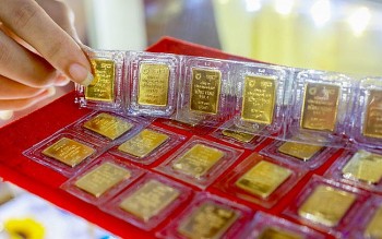 Giá vàng tăng vọt đi lên cùng đồng USD