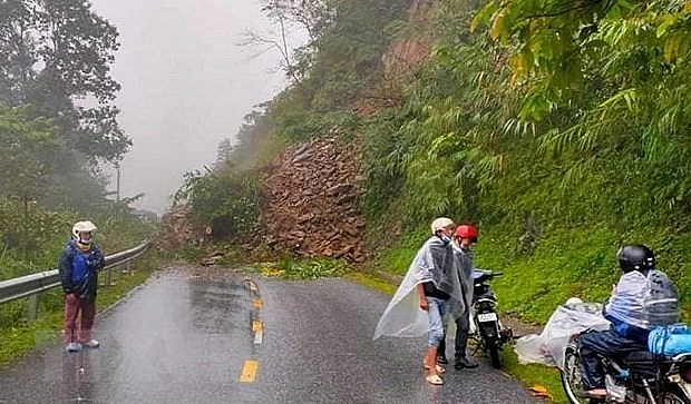 Hoàn lưu bão số 8 mưa lớn gây thiệt hại nhiều ngôi nhà ở Yên Bái Hoàn lưu bão số 8 mưa lớn gây thiệt hại nhiều ngôi nhà ở Yên Bái