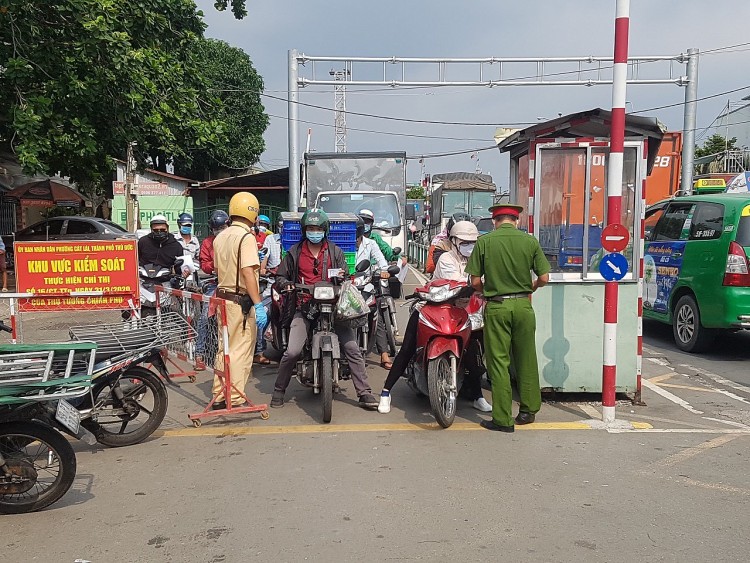 Đề xuất bỏ quy định người dân phải có kết quả xét nghiệm âm tính khi ra, vào TPHCM Đề xuất bỏ quy định người dân phải có kết quả xét nghiệm âm tính khi ra, vào TPHCM