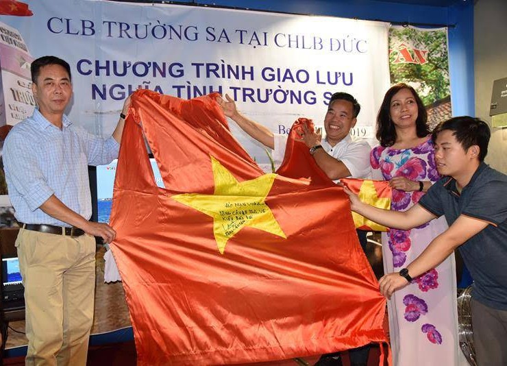 Bài 2: Trong vòng tay mẹ Bài 2: Trong vòng tay mẹ
