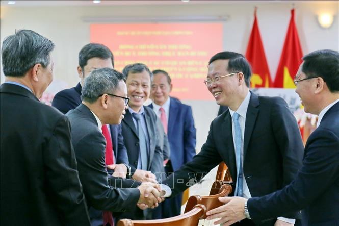Đồng chí Võ Văn Thưởng gặp cán bộ, nhân viên Đại sứ quán Việt Nam tại Campuchia Chú thích ảnh
