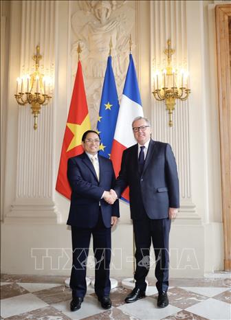 Thủ tướng Chính phủ Phạm Minh Chính hội kiến Chủ tịch Quốc hội Pháp Claude Bartolone Chú thích ảnh