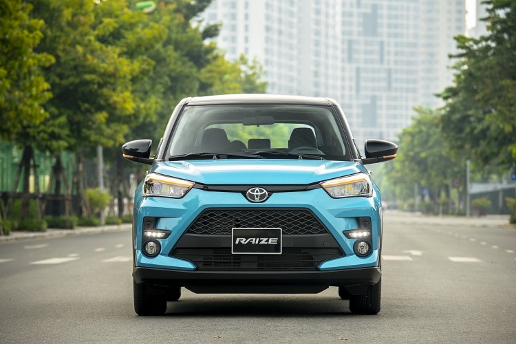 Từng chi tiết trên Toyota Raize như lưới tản nhiệt cỡ lớn, bộ vành hợp kim 17-inch, ăng-ten vây cá mập và màu xe 2 tông màu đậm tính thể thao cùng hệ thống đèn full-LED. Từng chi tiết trên Toyota Raize như lưới tản nhiệt cỡ lớn, bộ vành hợp kim 17-inch, ăng-ten vây cá mập và màu xe 2 tông màu đậm tính thể thao cùng hệ thống đèn full-LED.