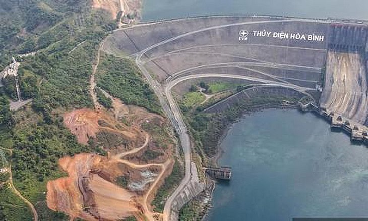 Khu vực đập ngăn nước của Nhà máy Thủy điện Hoà Bình. 