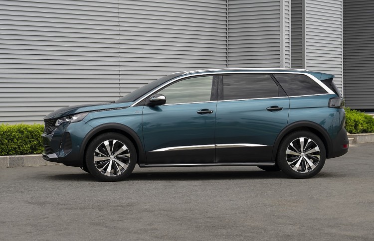 New Peugeot 5008 có chiều dài tổng thể 4,670 mm, điểm xuyết từ thân đến hông xe là các thanh chrome kéo dài, đi kèm mâm xe 18 inche. New Peugeot 5008 có chiều dài tổng thể 4,670 mm, điểm xuyết từ thân đến hông xe là các thanh chrome kéo dài, đi kèm mâm xe 18 inche.