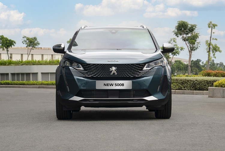 New Peugeot 5008 được trang bị lưới tản nhiệt tràn viền hiện đại, đèn chiếu sáng công nghệ LED, đèn ban ngày tạo điểm nhấn với hiệu ứng “nanh sư tử”. New Peugeot 5008 được trang bị lưới tản nhiệt tràn viền hiện đại, đèn chiếu sáng công nghệ LED, đèn ban ngày tạo điểm nhấn với hiệu ứng “nanh sư tử”.