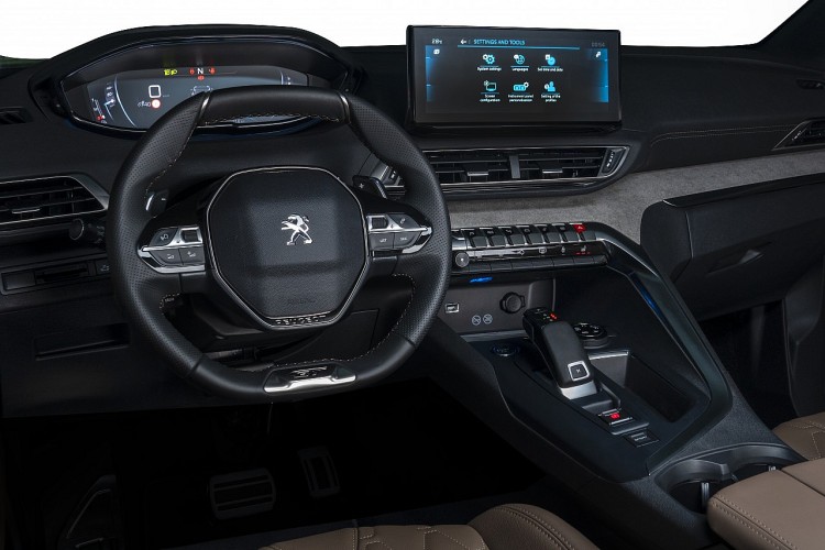 Vô lăng New Peugeot 5008 thiết kế D-Cut trên và dưới tích hợp nhiều phím chức năng. Vô lăng New Peugeot 5008 thiết kế D-Cut trên và dưới tích hợp nhiều phím chức năng.