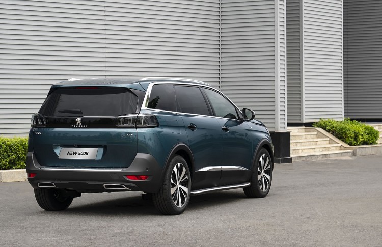 Nhìn từ sau, New Peugeot 5008 có diện mạo cân đối bởi thiết kế dải đen bóng nối liền hai cụm đèn hậu. Nhìn từ sau, New Peugeot 5008 có diện mạo cân đối bởi thiết kế dải đen bóng nối liền hai cụm đèn hậu.