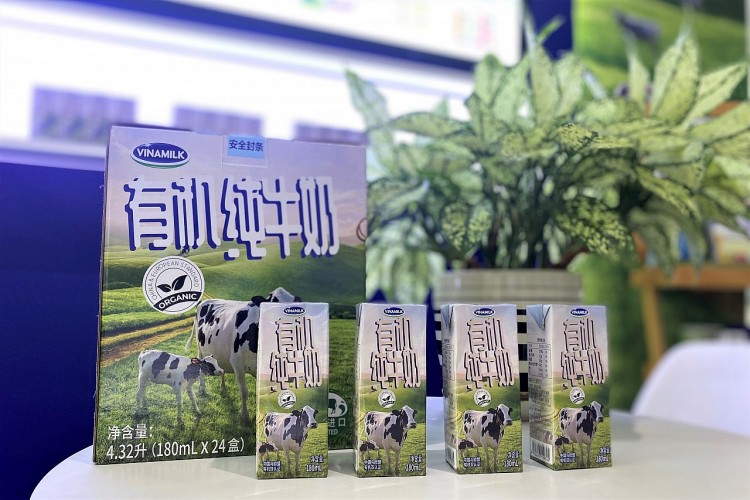 Sữa tươi Vinamilk Organic là sản phẩm nổi bật được giới thiệu tại triển lãm FHC Thượng Hải 2021 nhờ sở hữu 'tiêu chuẩn kép' là Organic châu Âu và Organic Trung Quốc. Sữa tươi Vinamilk Organic là sản phẩm nổi bật được giới thiệu tại triển lãm FHC Thượng Hải 2021 nhờ sở hữu 'tiêu chuẩn kép' là Organic châu Âu và Organic Trung Quốc.