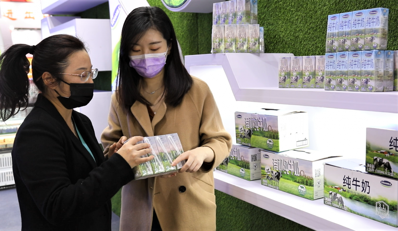 Sản phẩm có thiết kế bao bì đáp ứng thị hiếu tiêu dùng và đặc biệt trên hộp sữa đều có một dãy số khác nhau để quản lý và truy xuất nguồn gốc. Sản phẩm có thiết kế bao bì đáp ứng thị hiếu tiêu dùng và đặc biệt trên hộp sữa đều có một dãy số khác nhau để quản lý và truy xuất nguồn gốc.