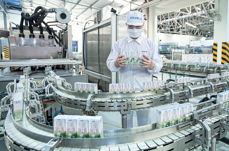 Lô sản phẩm sữa tươi đầu tiên được Vinamilk sản xuất và xuất khẩu thành công đi Trung Quốc trong giai đoạn nhiều trở ngại vì diễn biến dịch COVID-19 tại Việt Nam. Lô sản phẩm sữa tươi đầu tiên được Vinamilk sản xuất và xuất khẩu thành công đi Trung Quốc trong giai đoạn nhiều trở ngại vì diễn biến dịch COVID-19 tại Việt Nam.