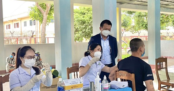 Tiêm vaccine phòng COVID-19 cho gần 1.900 phạm nhân Tiêm vaccine phòng COVID-19 cho gần 1.900 phạm nhân