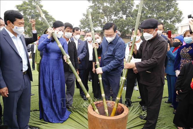 Chủ tịch Quốc hội Vương Đình Huệ dự Ngày hội Đại đoàn kết toàn dân tộc tại Thái Nguyên Chú thích ảnh