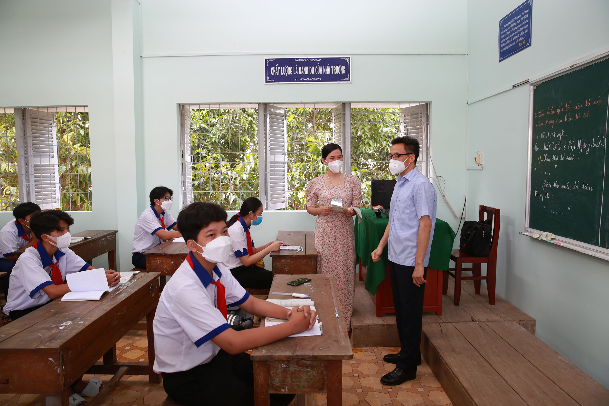 Phó Thủ tướng Vũ Đức Đam thăm, động viên thầy trò vùng dịch Tiền Giang Phó Thủ tướng Vũ Đức Đam thăm, động viên thầy trò vùng dịch Tiền Giang