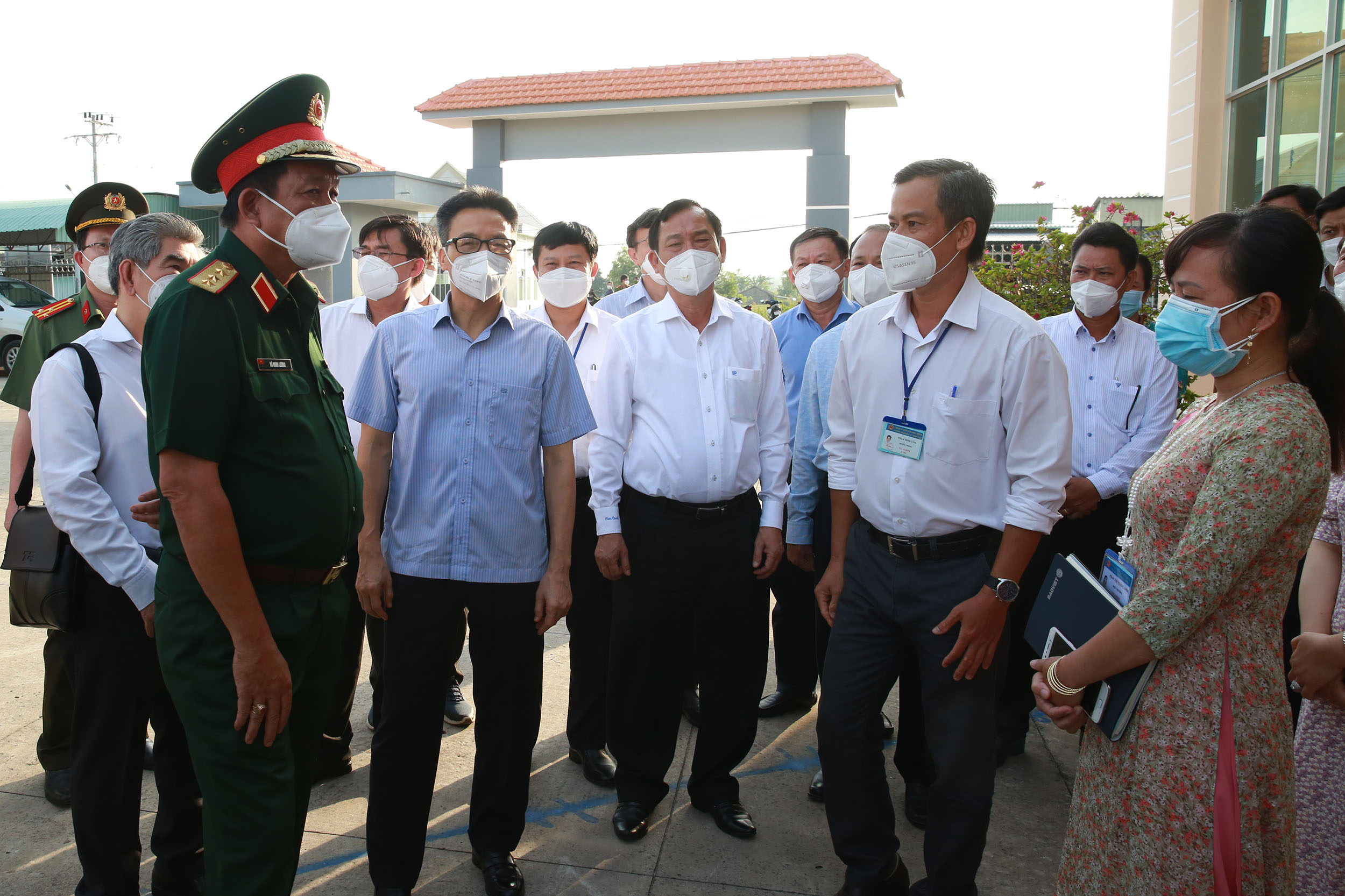 Phó Thủ tướng Vũ Đức Đam thăm, động viên thầy trò vùng dịch Tiền Giang Phó Thủ tướng Vũ Đức Đam thăm, động viên thầy trò vùng dịch Tiền Giang
