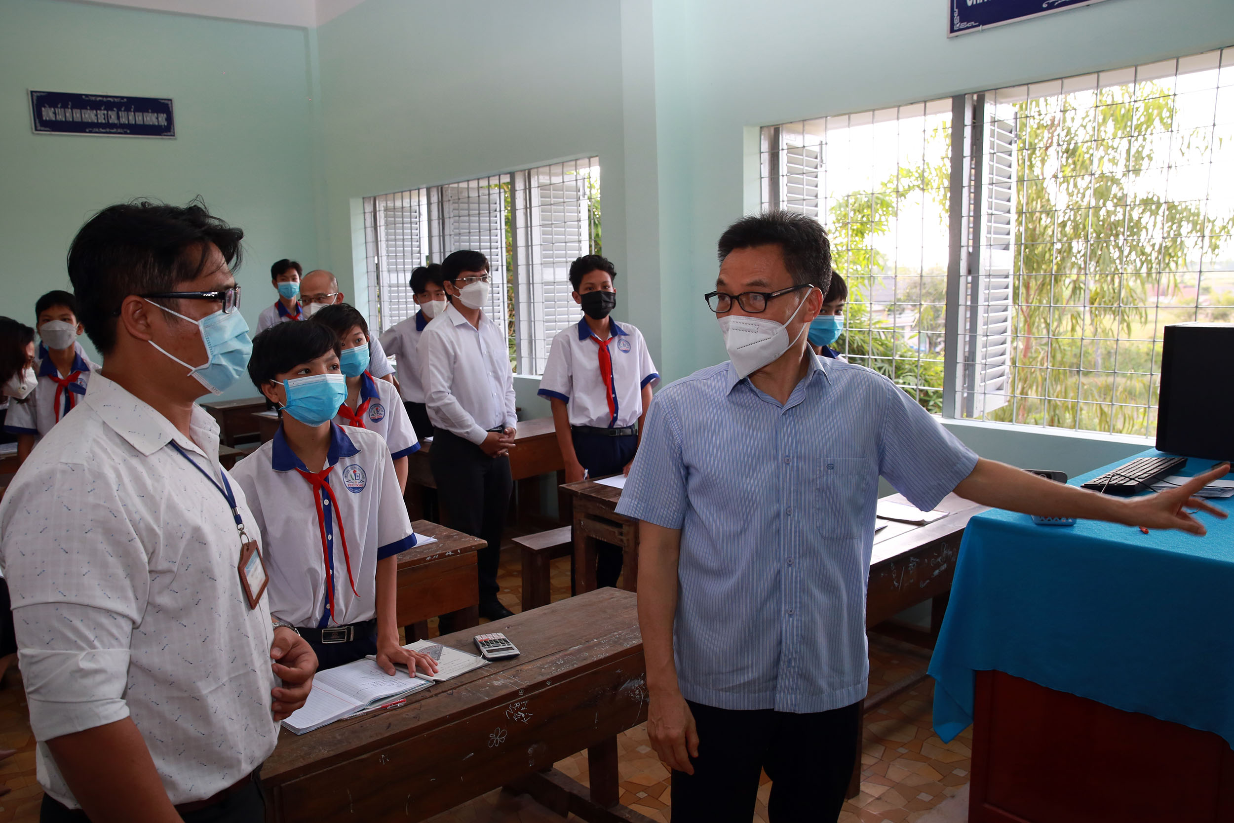 Phó Thủ tướng Vũ Đức Đam thăm, động viên thầy trò vùng dịch Tiền Giang Phó Thủ tướng Vũ Đức Đam thăm, động viên thầy trò vùng dịch Tiền Giang