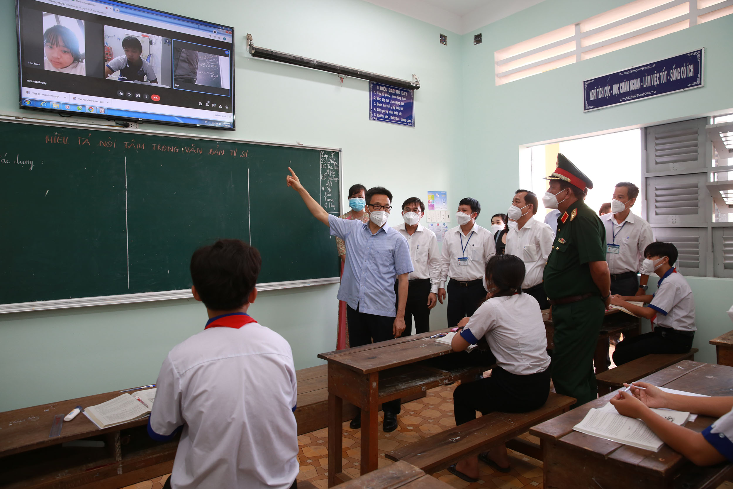 Phó Thủ tướng Vũ Đức Đam thăm, động viên thầy trò vùng dịch Tiền Giang Phó Thủ tướng Vũ Đức Đam thăm, động viên thầy trò vùng dịch Tiền Giang