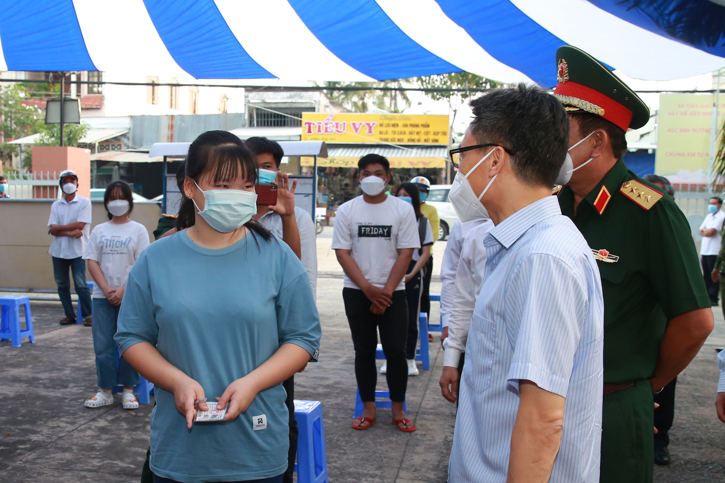 Phó Thủ tướng Vũ Đức Đam thăm, động viên thầy trò vùng dịch Tiền Giang Phó Thủ tướng Vũ Đức Đam thăm, động viên thầy trò vùng dịch Tiền Giang