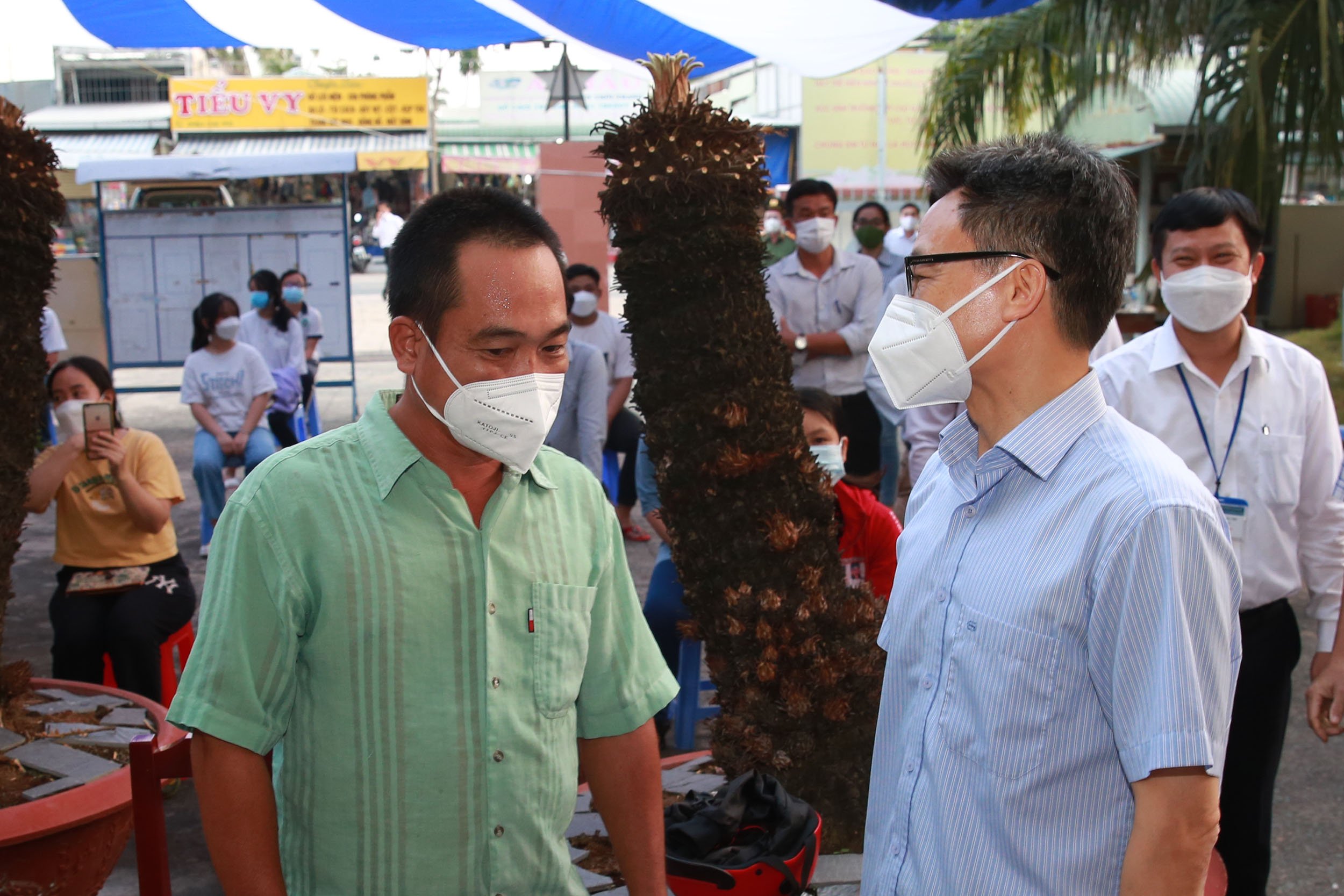Phó Thủ tướng Vũ Đức Đam thăm, động viên thầy trò vùng dịch Tiền Giang Phó Thủ tướng Vũ Đức Đam thăm, động viên thầy trò vùng dịch Tiền Giang