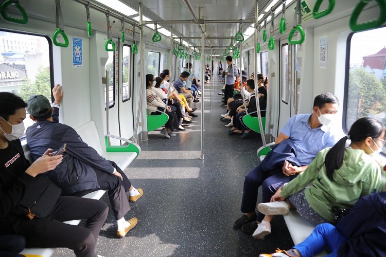 Khách đi tàu Cát Linh - Hà Đông sụt giảm so với ngày đầu thu phí