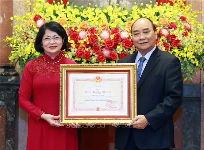 Trao tặng Huân chương Độc lập hạng Nhất cho nguyên Phó Chủ tịch nước Đặng Thị Ngọc Thịnh Chú thích ảnh