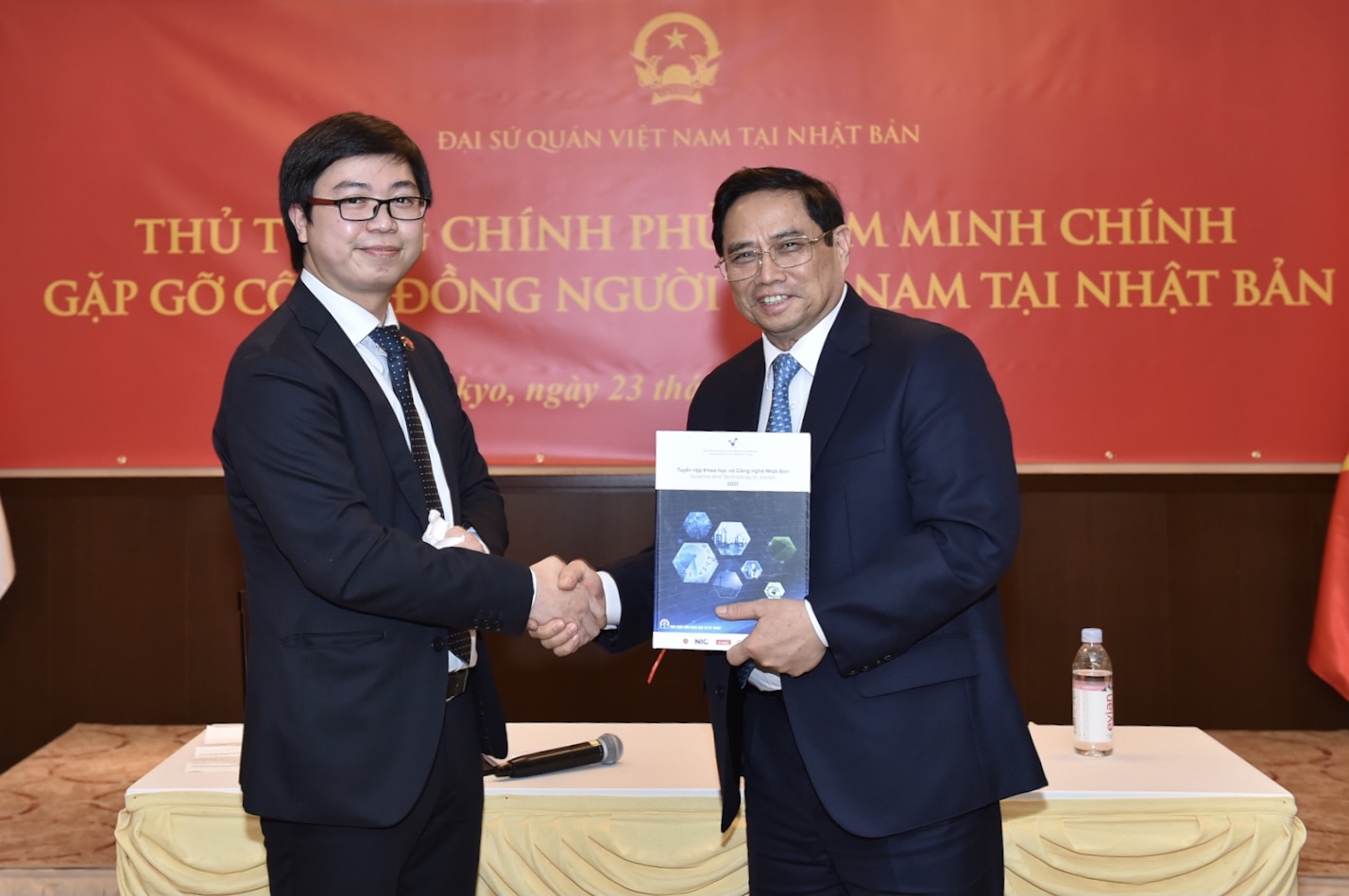 Phát huy mạnh mẽ nguồn lực, giá trị, trí tuệ con người Việt Nam dù ở bất cứ nơi đâu Phát huy mạnh mẽ nguồn lực, giá trị, trí tuệ con người Việt Nam dù ở bất cứ nơi đâu